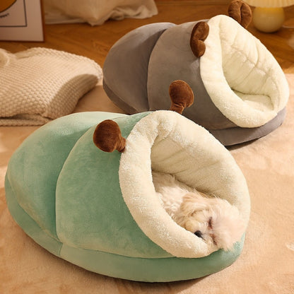 Maisonnette chien en peluche douce, offrant un cocon apaisant au petit bichon