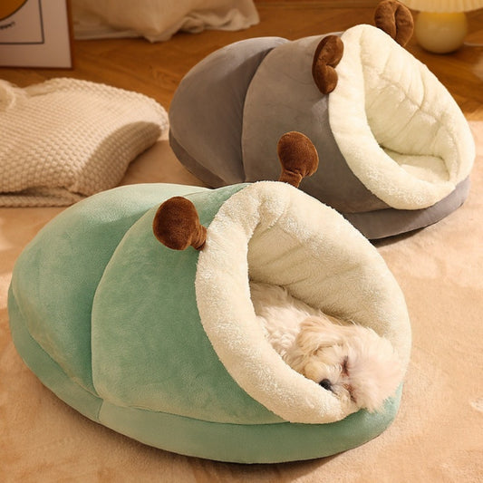 Maisonnette chien peluche douillette offrant un cocon apaisant au petit bichon