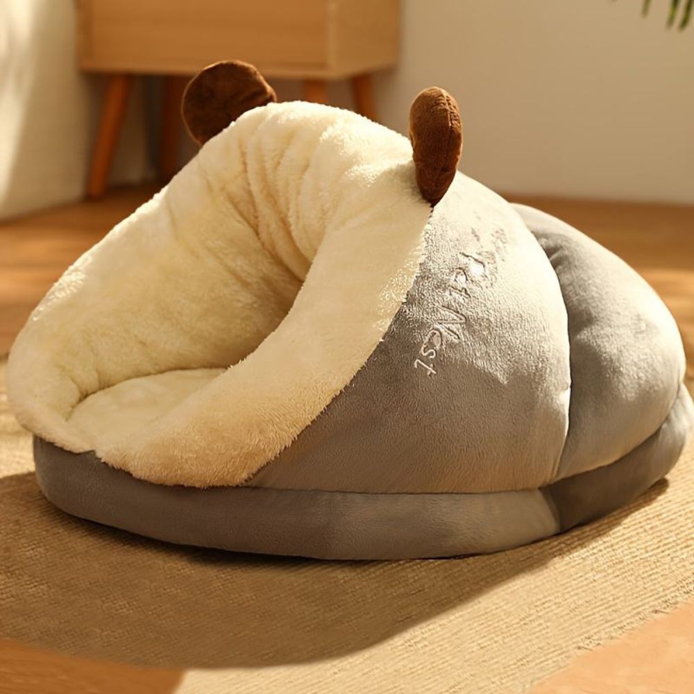 Maisonnette chien de couleur taupe, instalée seule, sur une moquette