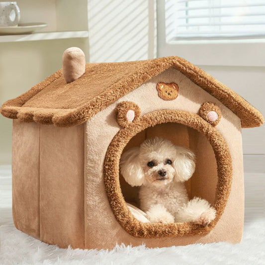 Caniche reste bien au chaud dans sa niche pour chien intérieur 
