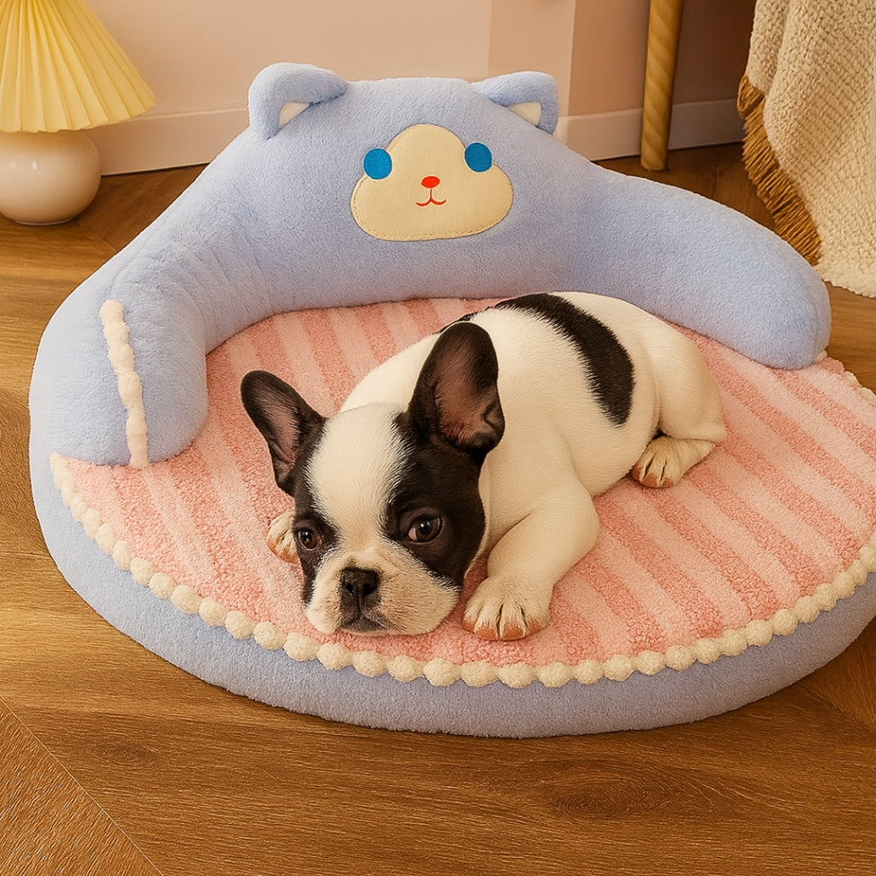 bebe bouledogue allongé sur son ventre, somnole sur son matelas chien apaisant