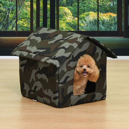 Petit caniche observe l'entourage depuis son abri, la niche chien intérieur 