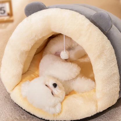 Bichon reposant dans son cocon douillet, une niche chien intérieur