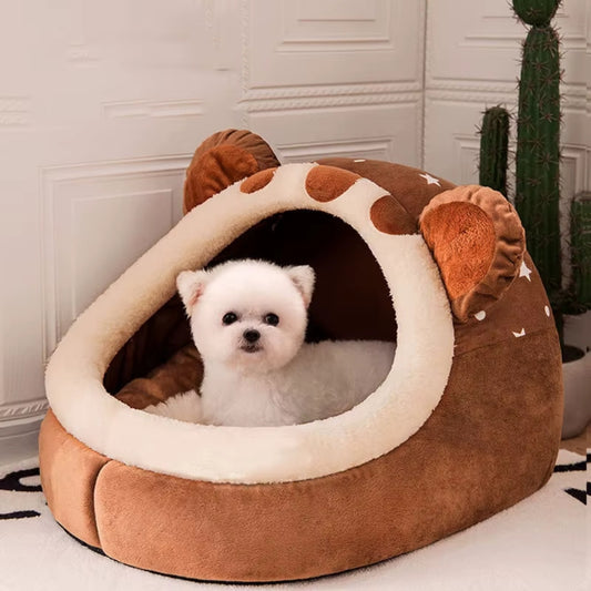 Petit chien blanc installé confortablement dans sa niche chien intérieur
