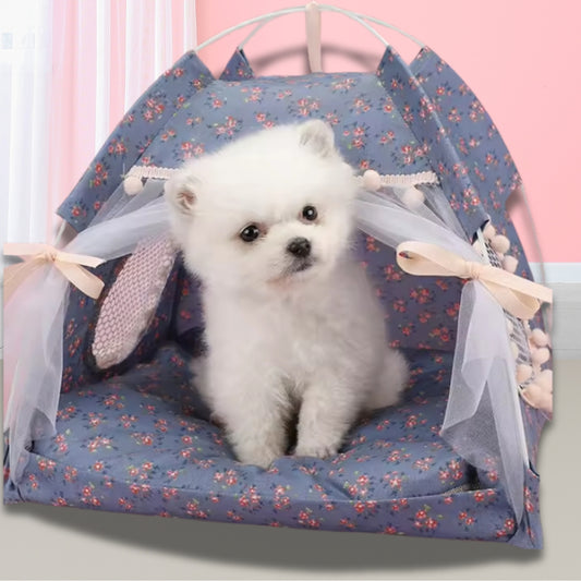 niche-chien-interieur-chiot-blanc-regarde