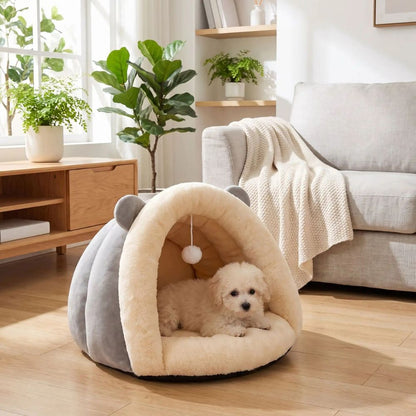 Chiot couché dans une niche chien intérieur grise en salon lumineux