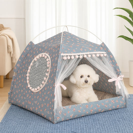 Petit bichon installé confortablement dans une niche chien intérieur grise