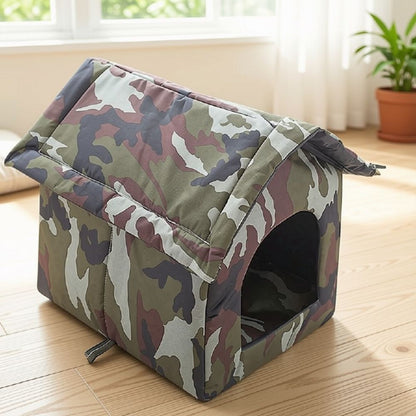 Niche chien intérieur de style camouflage, dans un salon ensoleillé