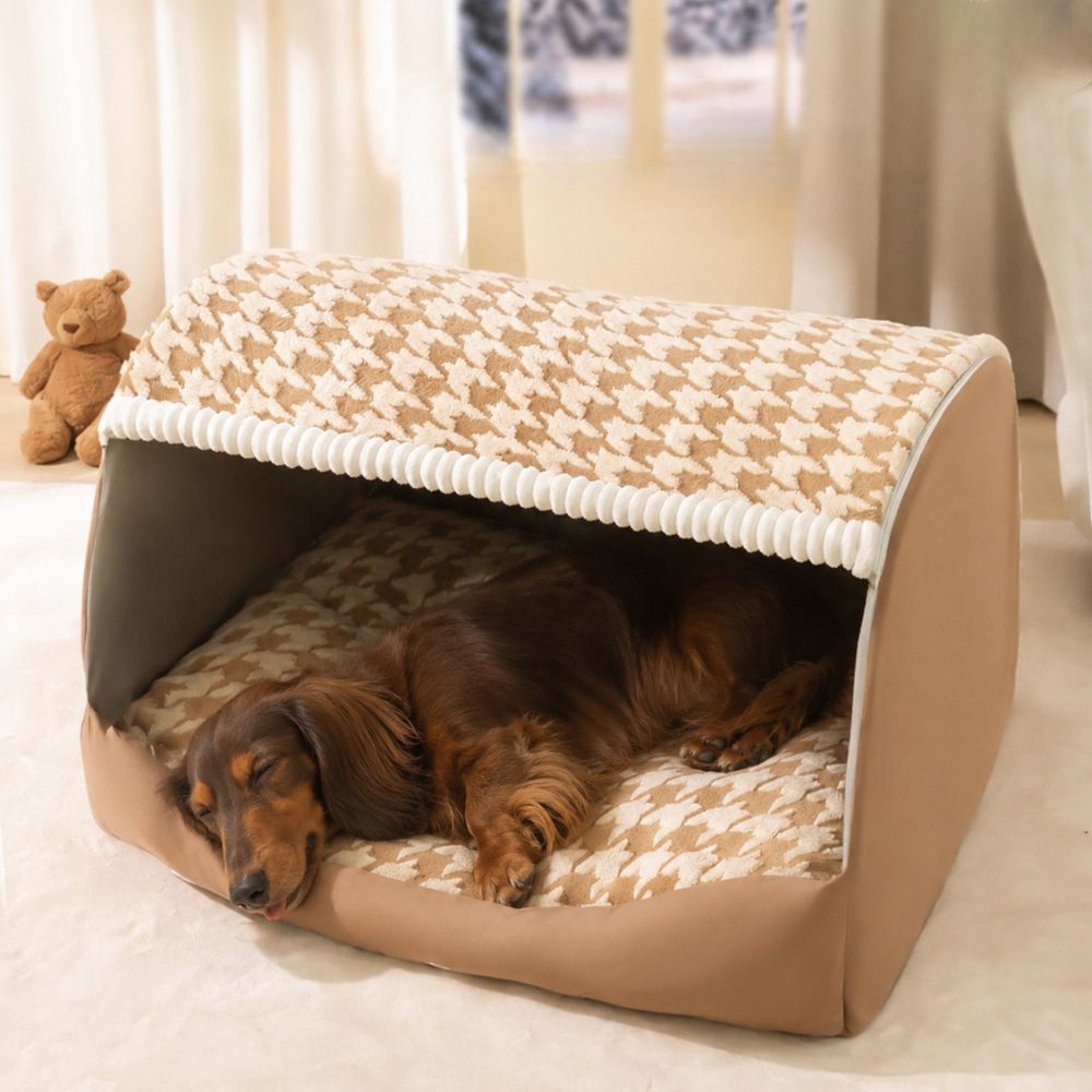 Niche pour chien intérieur avec un teckel dormant sur le coussin moelleux