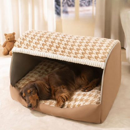 Niche pour chien intérieur avec un teckel dormant sur le coussin moelleux
