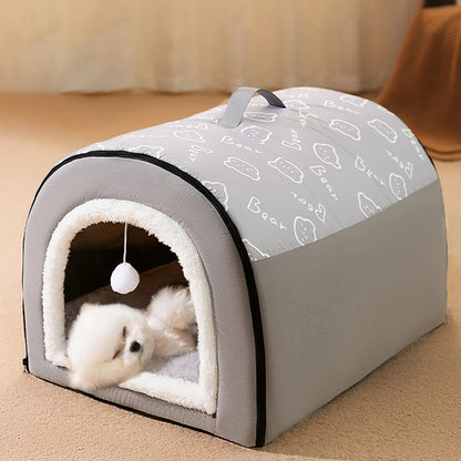 Petit bichon dort paisiblement dans la douceur de sa niche pour chien intérieur