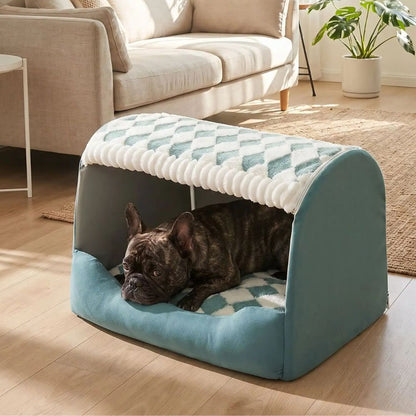Bouledogue français installé dans une niche pour chien intérieur verte