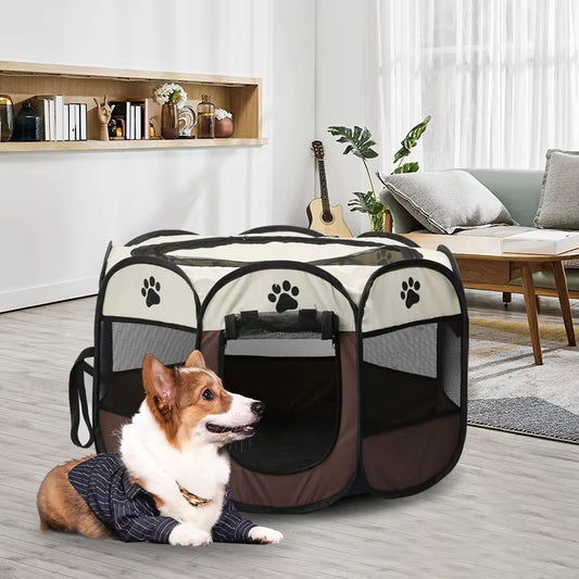 Corgi attend sagement devant sa niche pour chien XXL dans le salon