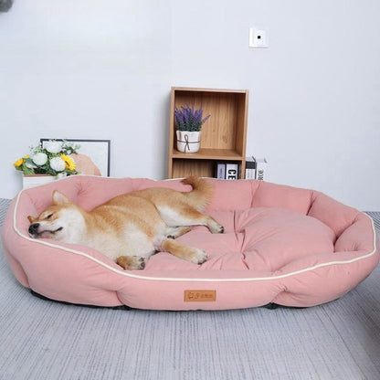 Shiba dort profondément dans un panier à chien rose spacieux