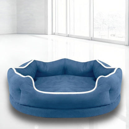 Panier chien bleu au design moderne placé dans un espace lumineux