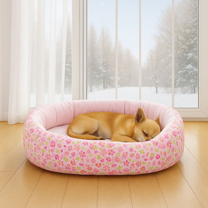 Petit chihuahua dort paisiblement au chaud dans son panier chien lavable, ambiance hivernale