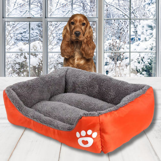 Cocker présente un panier chien orange en velours arctique, chaud pour l’hiver