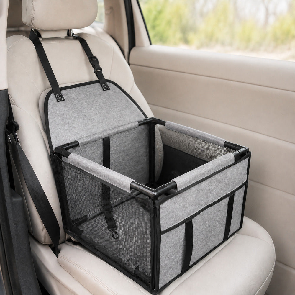 Panier chien voiture gris fixé autour de l’appui-tête