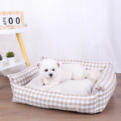  Bichon allongé dans un panier déhoussable pour chien beige avec rebords doux 