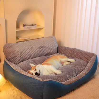 Corgi dort paisiblement dans un panier grand chien doux et confortable, ambiance calme et repos du soir