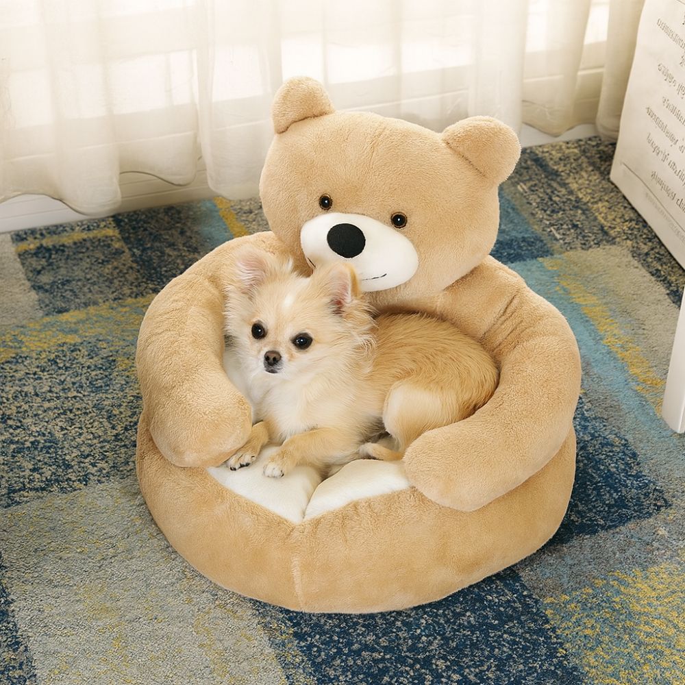 Chiwawa nain blotti dans son panier pour chien rassurant de couleur beige