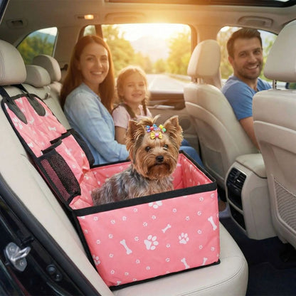 En famille lors d’un trajet, un petit yorkshire installé dans un panier voiture pour chien profite du voyage en toute sérénité