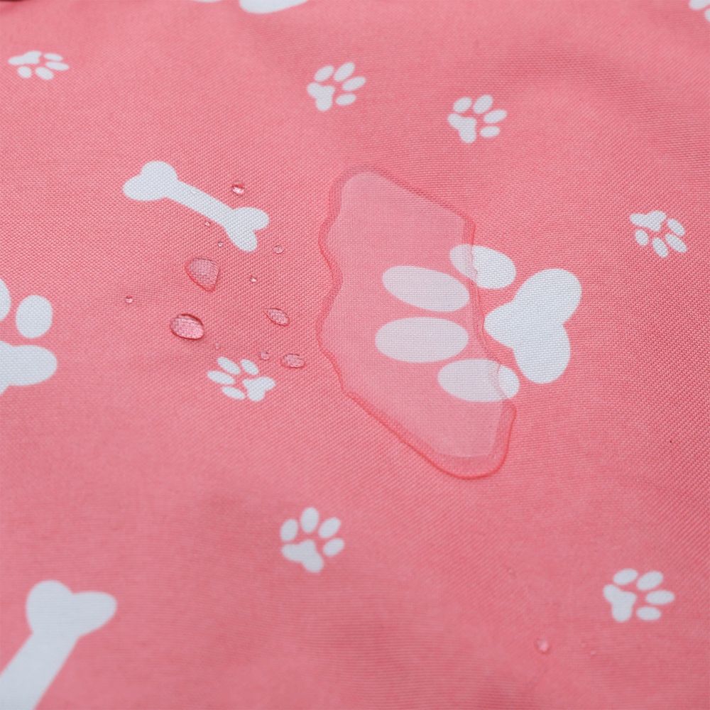 Détail du tissu imperméable d’un panier voiture pour chien avec des gouttes d’eau à la surface