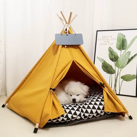 petit-chient-dort-dans-sa-niche-pour-chien-interieur