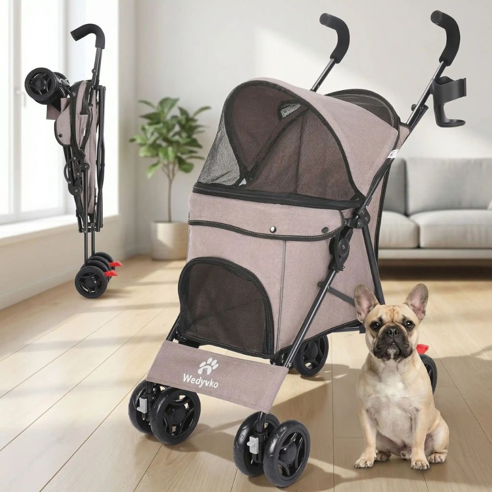 Petit bouledogue assis à côté d’une poussette pour chien pratique, facile à plier et déplier