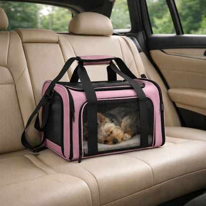 Sac de transport chien rose posé sur un siège de voiture avec un Yorkshire endormi confortablement à l’intérieur