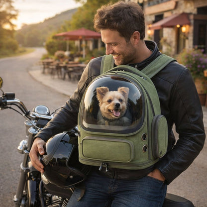 Sac transport chien moto porté à l'avant avec petit chien pendant une pause lors d'une balade en moto