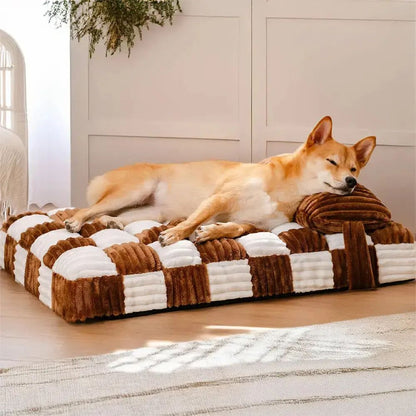 Shiba endormi sur un tapis chien indestructible épais, offrant un soutien orthopédique stable