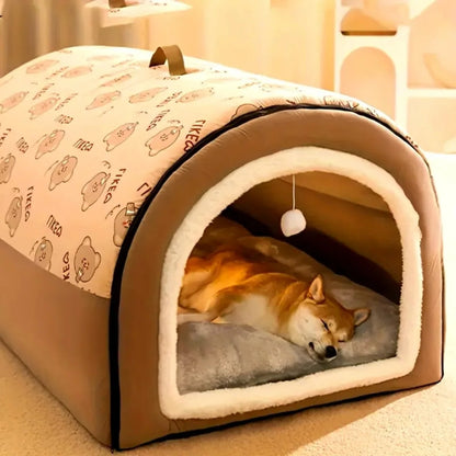 Shiba apaisé dans un sommeil profond dans sa niche pour chien intérieur