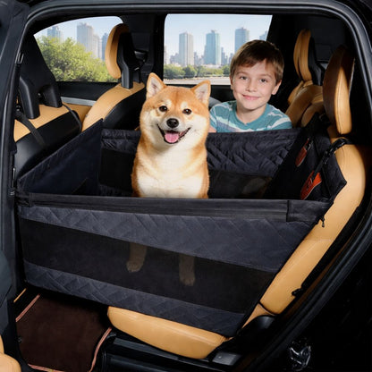shiba installé dans un siege auto chien avec un enfant à côté pendant un voyage confortable en voiture
