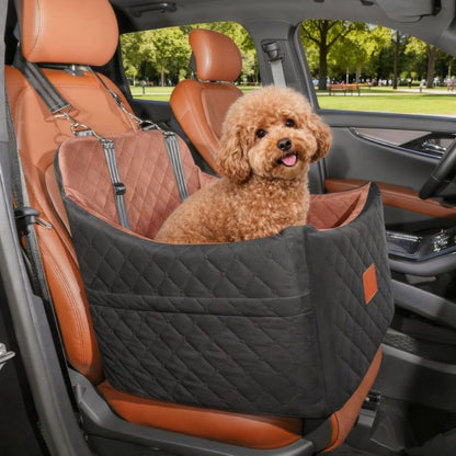 caniche installé dans un siège auto pour chien design pendant un trajet en voiture confortable et sécurisé