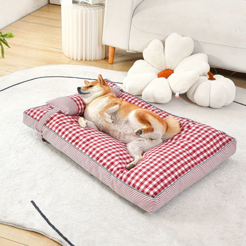 Shiba allongé profite pleinement du confort d’un tapis chien dans un salon lumineux