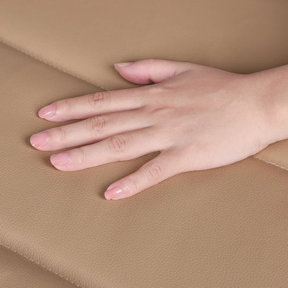 Zoom sur la face beige d’un tapis chien imperméable double face montrant une matière résistante et soignée