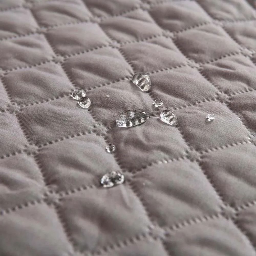 Tapis chien lavable résistant à l’humidité avec gouttes d’eau montrant la protection du tissu et la qualité des finitions