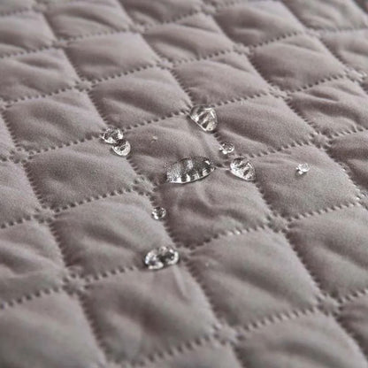 Tapis chien lavable résistant à l’humidité avec gouttes d’eau montrant la protection du tissu et la qualité des finitions