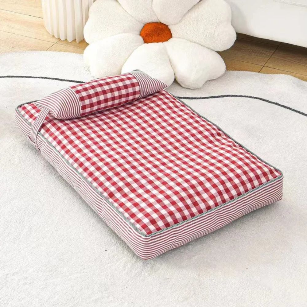 Tapis chien rouge fabriqué avec un tissu vichy élégant