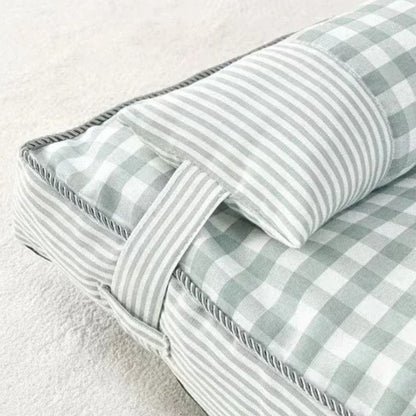 Zoom sur un tapis chien vert avec oreiller amovible intégré