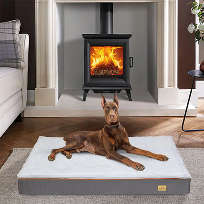 Doberman allongé sur un tapis chien XXL à mousse épaisse, placé devant une cheminée