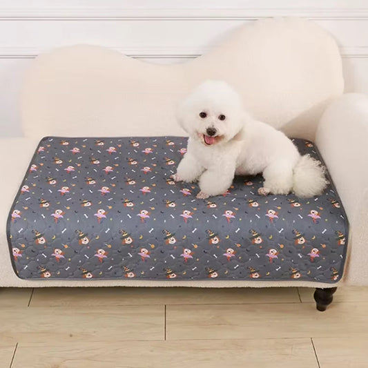 Caniche couché confortablement sur un tapis pour chien