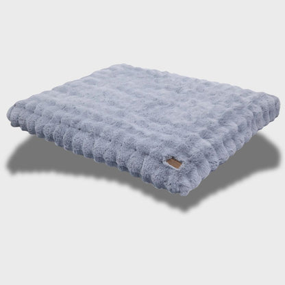 Tapis pour chien de couleur grise, présenté seul