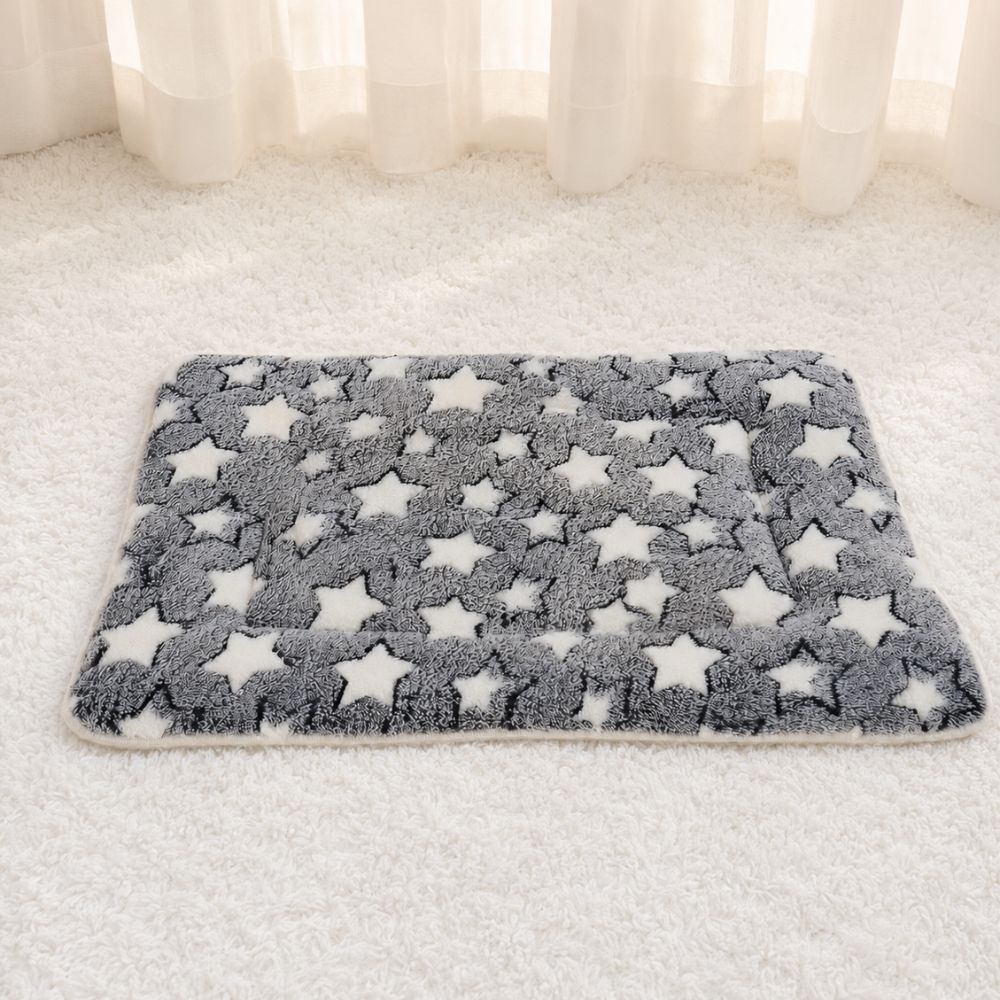 Tapis pour chien gris à étoiles blanches, posé sur une moquette douce