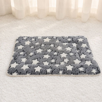 Tapis pour chien gris à étoiles blanches, posé sur une moquette douce