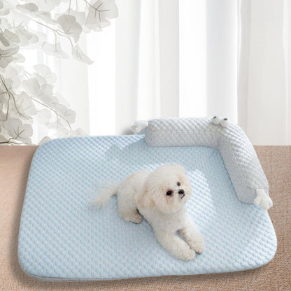 Bichon détendu, bien-être total sur son tapis rafraichissant chien