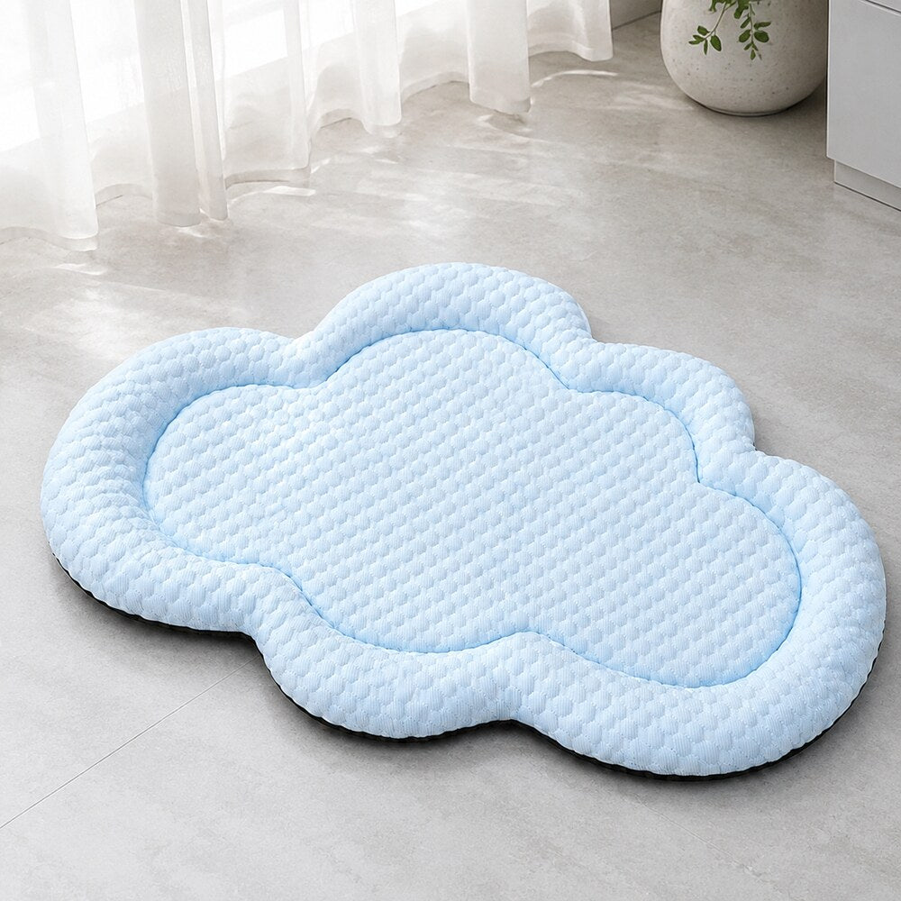 Tapis rafraîchissant chien bleu clair en forme de nuage présenté seul