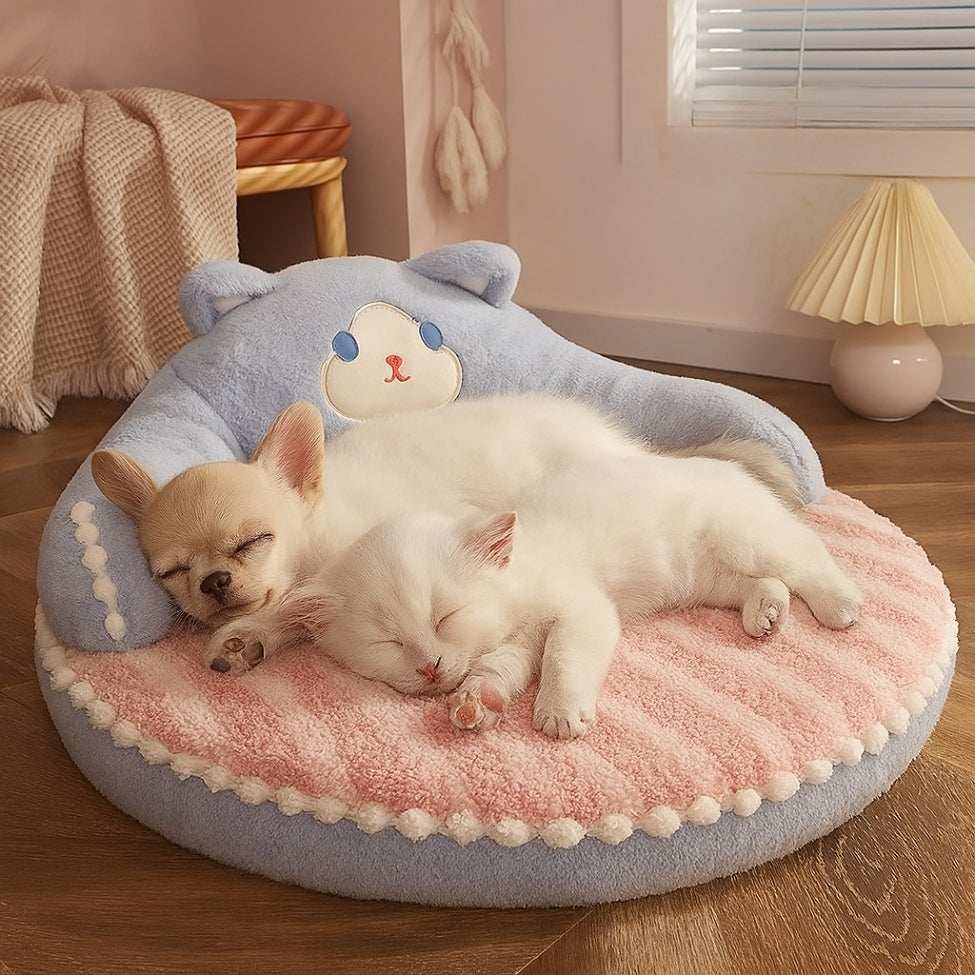 Sur le matelas chien, un petit chiot et un chaton dorment ensemble