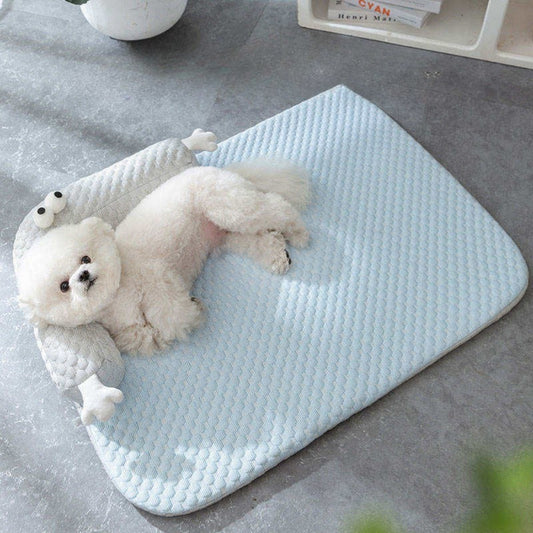 Toutou allongé sur un tapis rafraichissant chien ergonomique et confortable